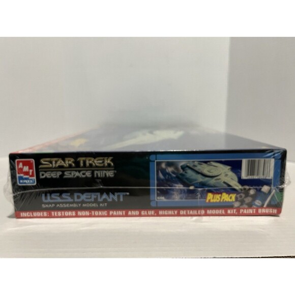 AMT ERTL 8398 Star Trek Deep Space Nine U.S.S. Defiant Scale Model Kit Plus Pack - Picture 4 of 6